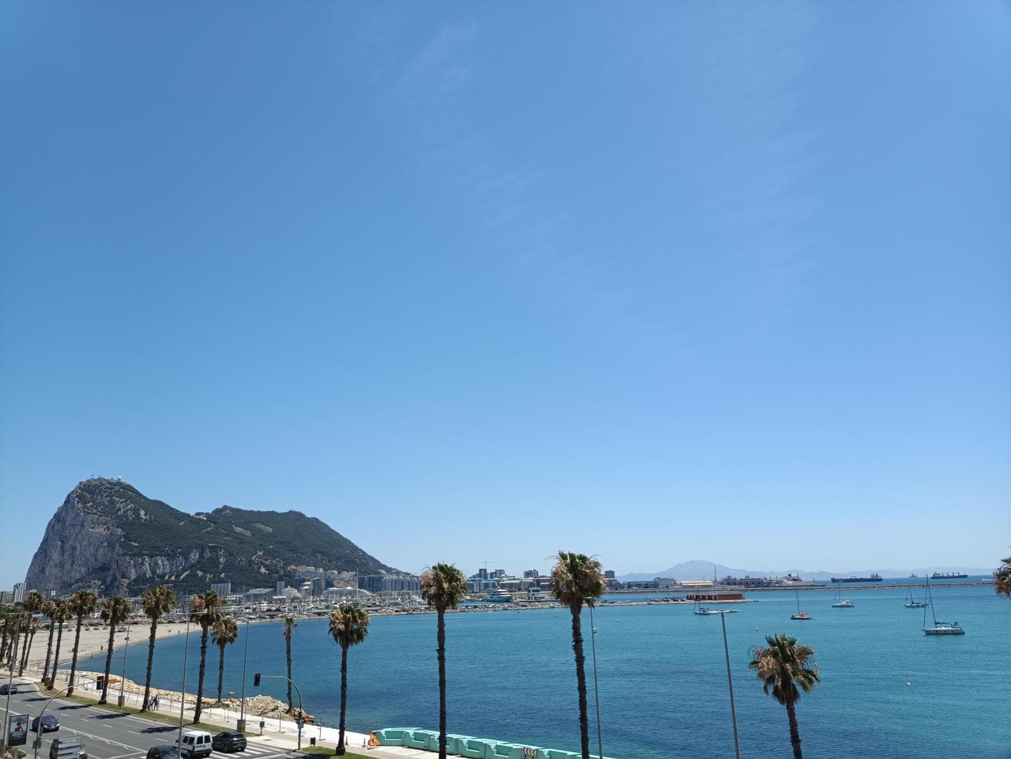 Vistas A 3 Paises Y 2 Continentes 1º Linea De Playa A 5 Minutos De Gibraltar Appartement La Línea de la Concepción Buitenkant foto